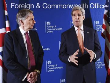  El ministro de Exteriores británico, Philip Hammond (izq), y el secretario de Estado de EE.UU., John Kerry