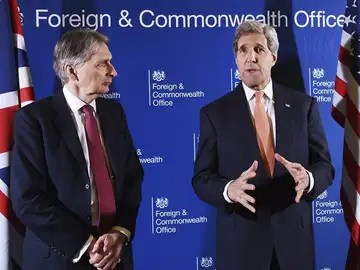 El ministro de Exteriores británico, Philip Hammond (izq), y el secretario de Estado de EE.UU., John Kerry El ministro de Exteriores británico, Philip Hammond (izq), y el secretario de Estado de EE.UU., John Kerry