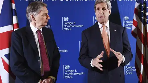 El ministro de Exteriores británico, Philip Hammond (izq), y el secretario de Estado de EE.UU., John Kerry El ministro de Exteriores británico, Philip Hammond (izq), y el secretario de Estado de EE.UU., John Kerry