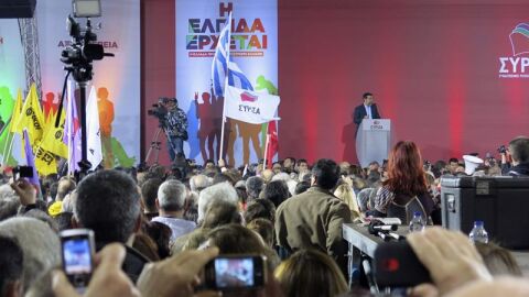 El l&iacute;der de Syriza, Alexis Tsipras, durante su intervenci&oacute;n en el mitin final de su campa&ntilde;a