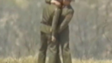 Dos soldados norcoreanos dándose un beso