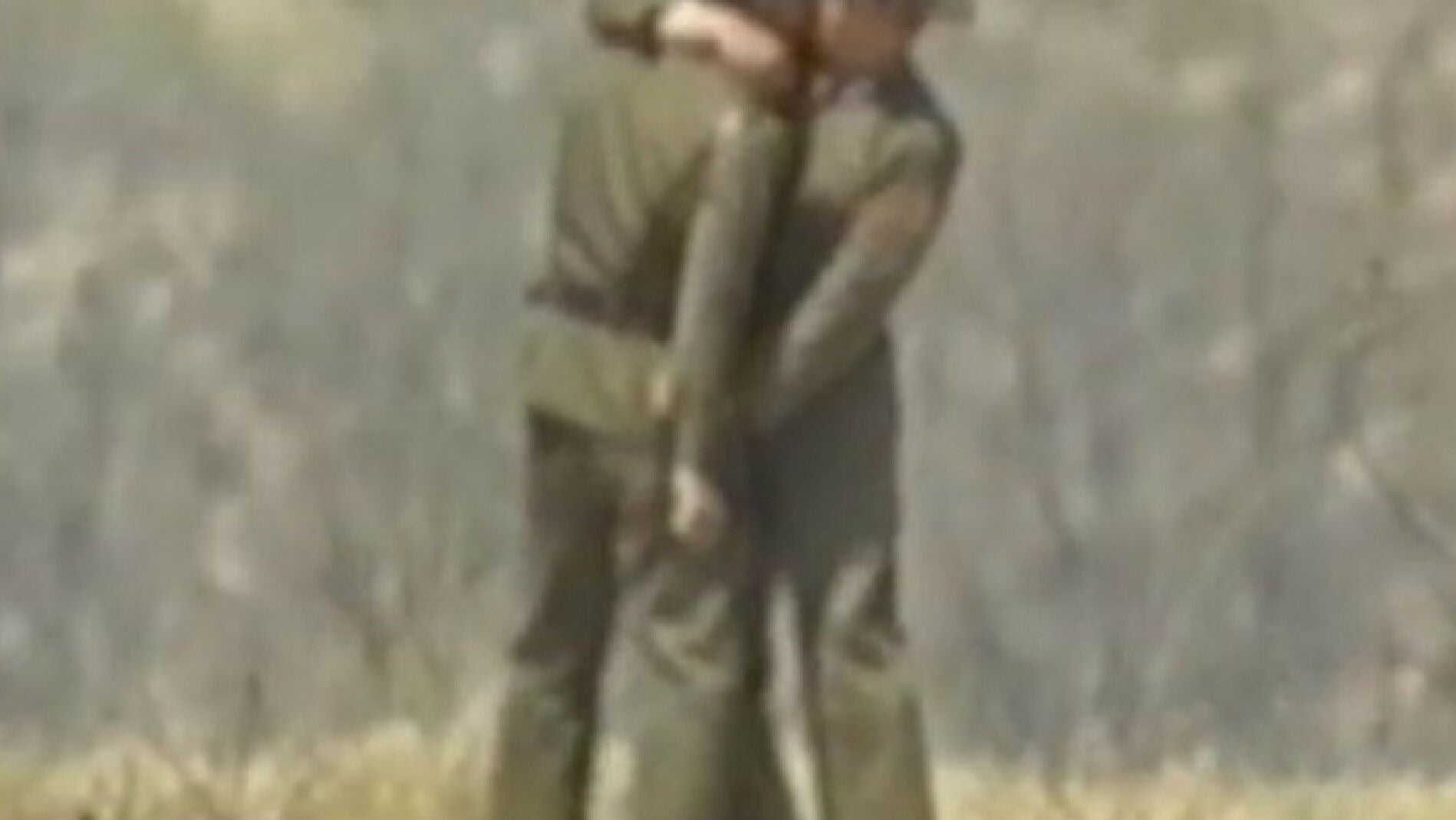 Dos soldados norcoreanos d&aacute;ndose un beso