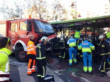 Accidente ente un camión de Bomberos de Móstoles y un autobús interurbano