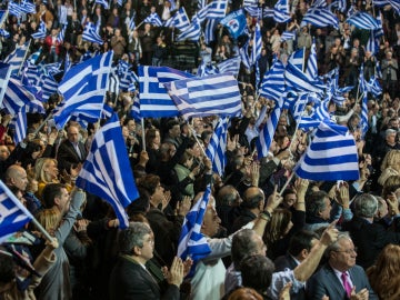 Decenas de griegos, con banderas del país