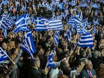 Decenas de griegos, con banderas del país Decenas de griegos, con banderas del país