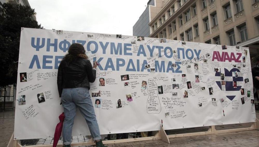 Una gran pancarta en griego dice: "Votamos lo que nos dice el corazón" 