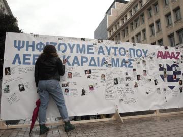 Una gran pancarta en griego dice: "Votamos lo que nos dice el corazón" 
