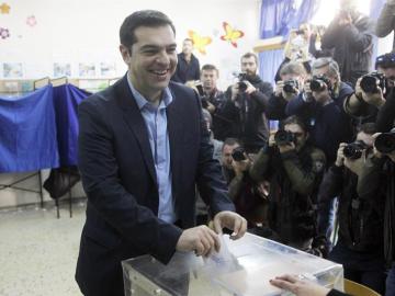 El líder de la izquierdista Syriza, Alexis Tsipras, ejerce su derecho al voto