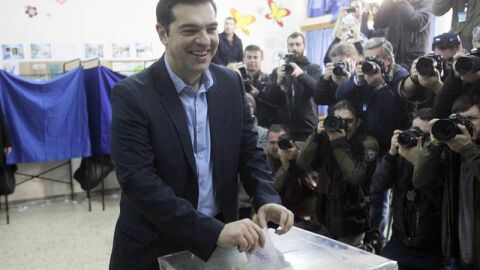 El l&iacute;der de la izquierdista Syriza, Alexis Tsipras, ejerce su derecho al voto