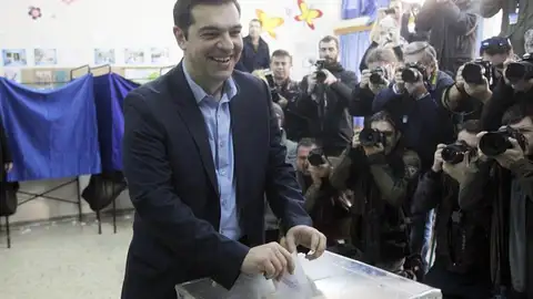 El líder de la izquierdista Syriza, Alexis Tsipras, ejerce su derecho al voto El líder de la izquierdista Syriza, Alexis Tsipras, ejerce su derecho al voto