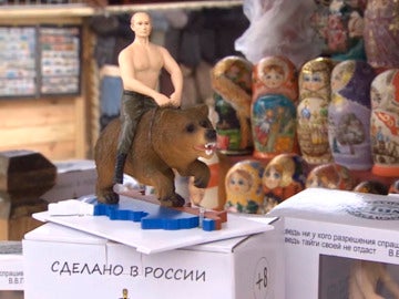 A la venta muñecos de Putin sobre un oso pardo