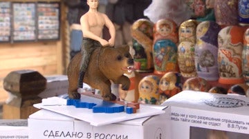 A la venta muñecos de Putin sobre un oso pardo
