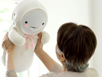 Smiby, el bebé robot que causa furor en Japón.