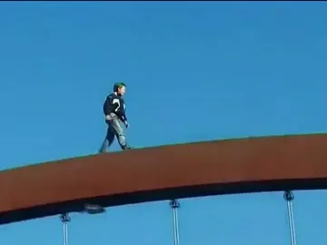 Un niño cruza un puente de 12 metros de altura Un niño cruza un puente de 12 metros de altura