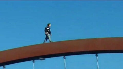 Un ni&ntilde;o cruza un puente de 12 metros de altura