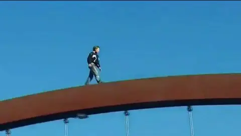 Un niño cruza un puente de 12 metros de altura Un niño cruza un puente de 12 metros de altura