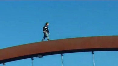Impactantes imágenes de un niño en Lleida caminando por un puente a 12 metros de altura