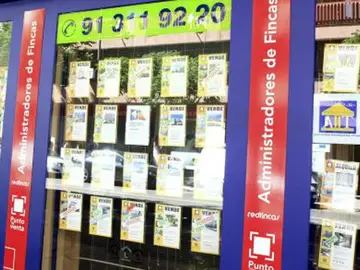 Un escaparate de una inmobiliaria en Madrid, con anuncios de pisos en venta. Un escaparate de una inmobiliaria en Madrid, con anuncios de pisos en venta.