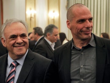 El nuevo vicepresidente económico de Grecia, Yanis Dragasakis, y el nuevo ministro de Finanzas, Yanis Varufakis