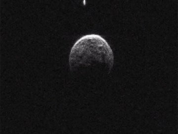 Imagen de la 'pequeña luna' encontrada en el asteroide.