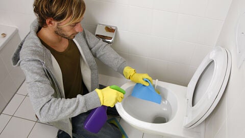 Hombre limpiando wc