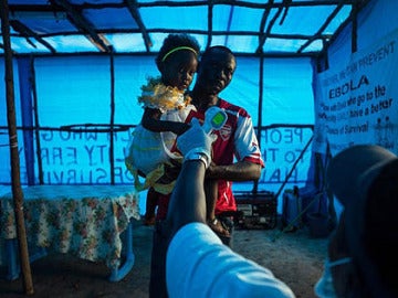 Un padre y su hija, en una zona afectada por ébola