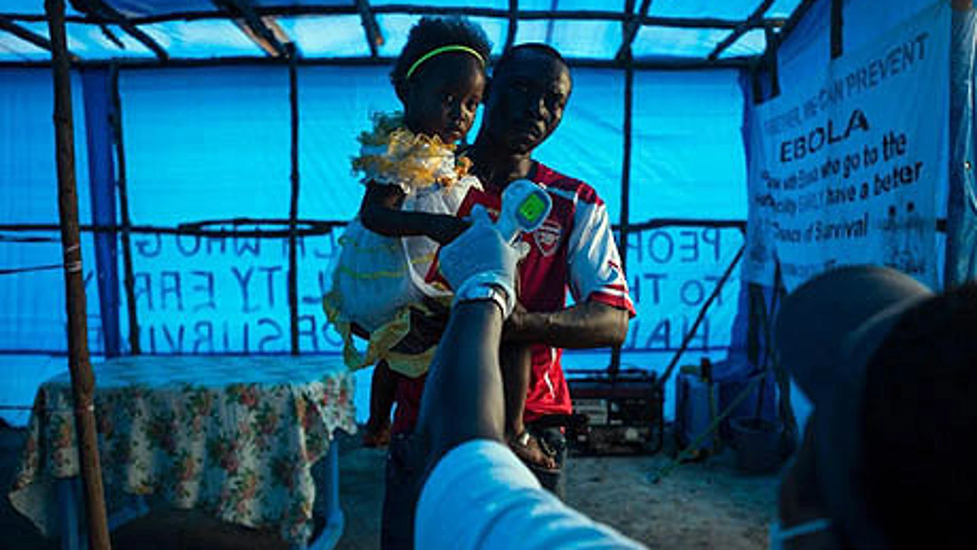 Un padre y su hija, en una zona afectada por ébola Un padre y su hija, en una zona afectada por ébola