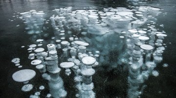 Burbujas de metano bajo el hielo