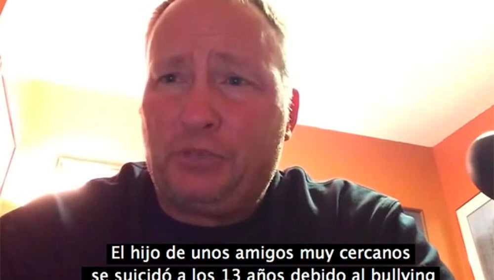 Bradley Knudson en un momento del vídeo denuncia.