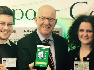 El ministro irlandés de exteriores muestra la app El ministro irlandés de exteriores muestra la app