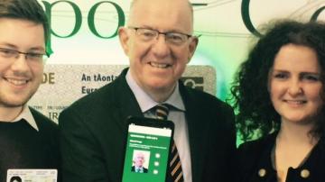 El ministro irlandés de exteriores muestra la app