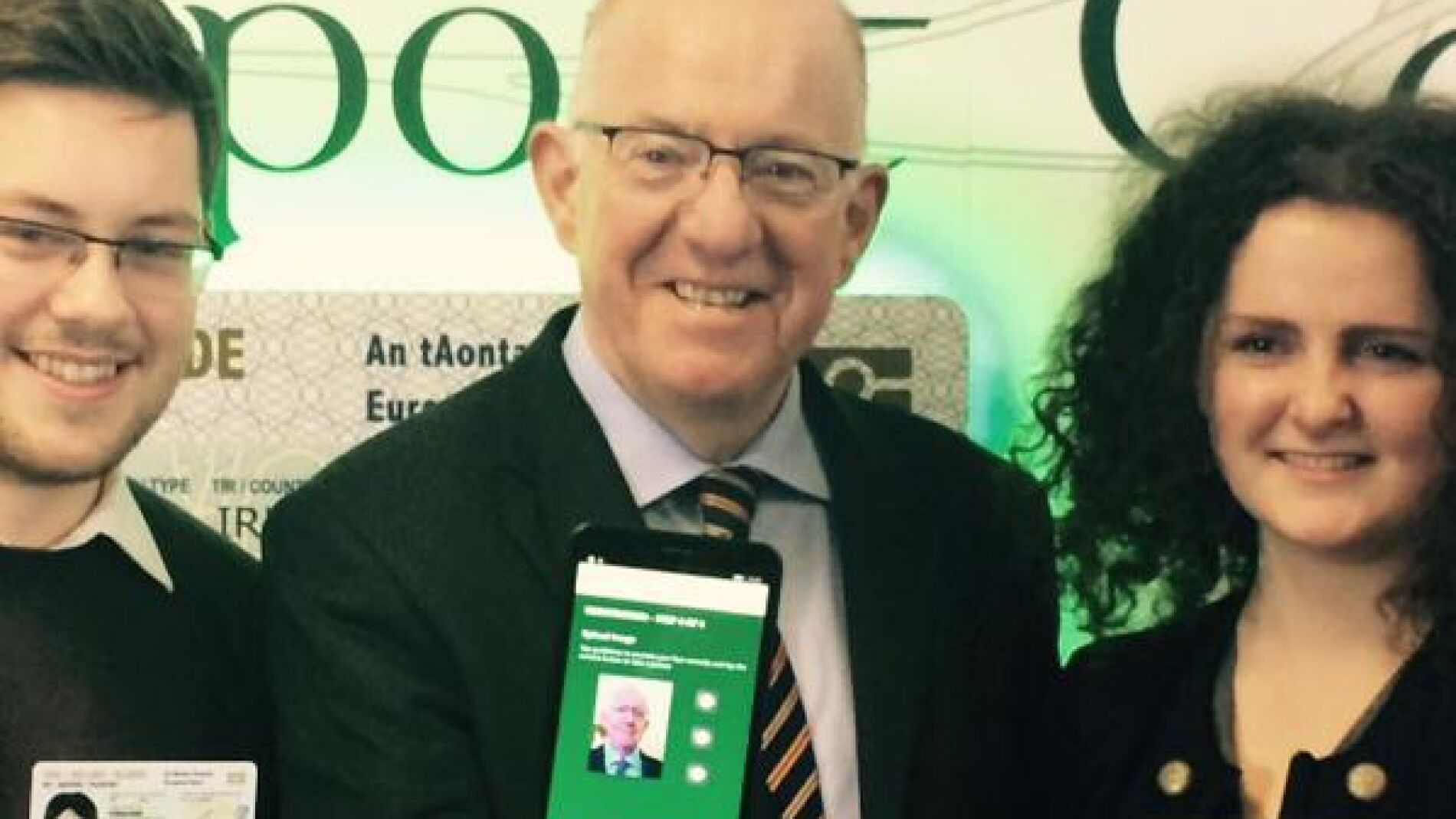El ministro irland&eacute;s de exteriores muestra la app