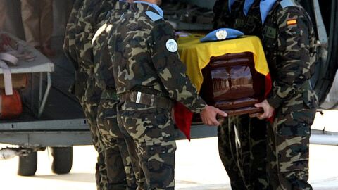 Sale hacia Espa&ntilde;a el f&eacute;retro del militar muerto