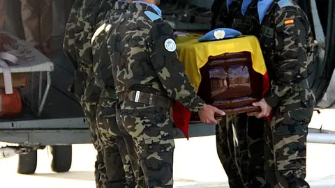 Sale hacia España el féretro del militar muerto Sale hacia España el féretro del militar muerto
