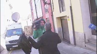 Un funcionario acusado de abusos a varias reclusas agrede a un periodista