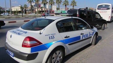 Una mujer ametralla un coche policial en Estambul, sin causar víctimas