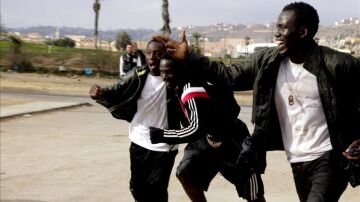 Un grupo de inmigrantes tras saltar la valla de Melilla.