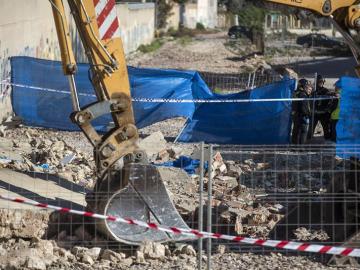 Un hombre muere al caerle encima un muro en Valencia