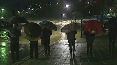 El temporal de viento y lluvia provoca el descarrilamiento de un tren y riadas en el País Vasco