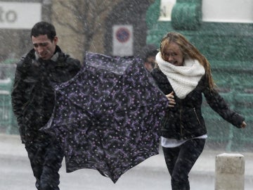 Una pareja corre ante el fuerte viento en San Sebastián