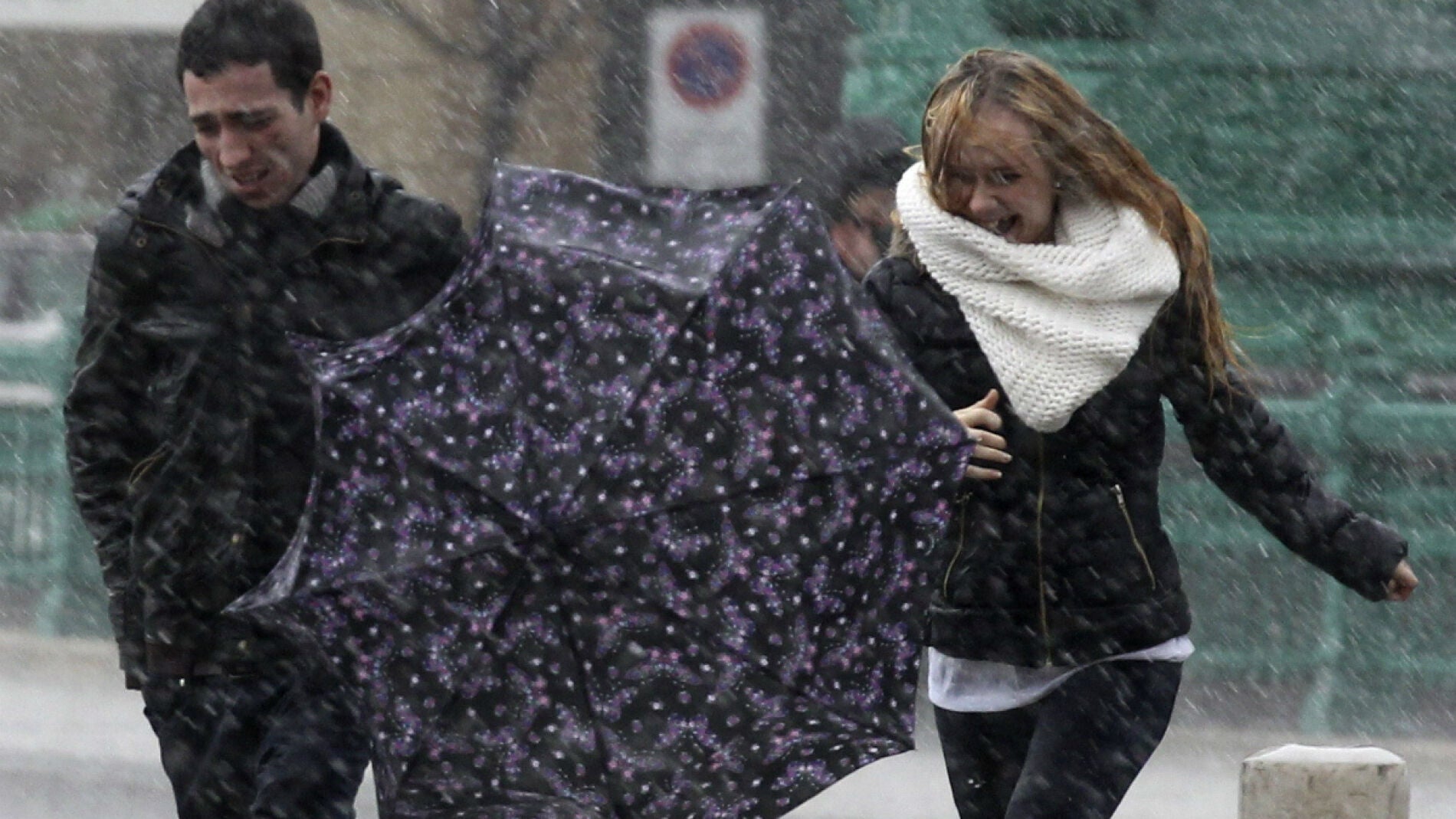 Una pareja corre ante el fuerte viento en San Sebasti&aacute;n