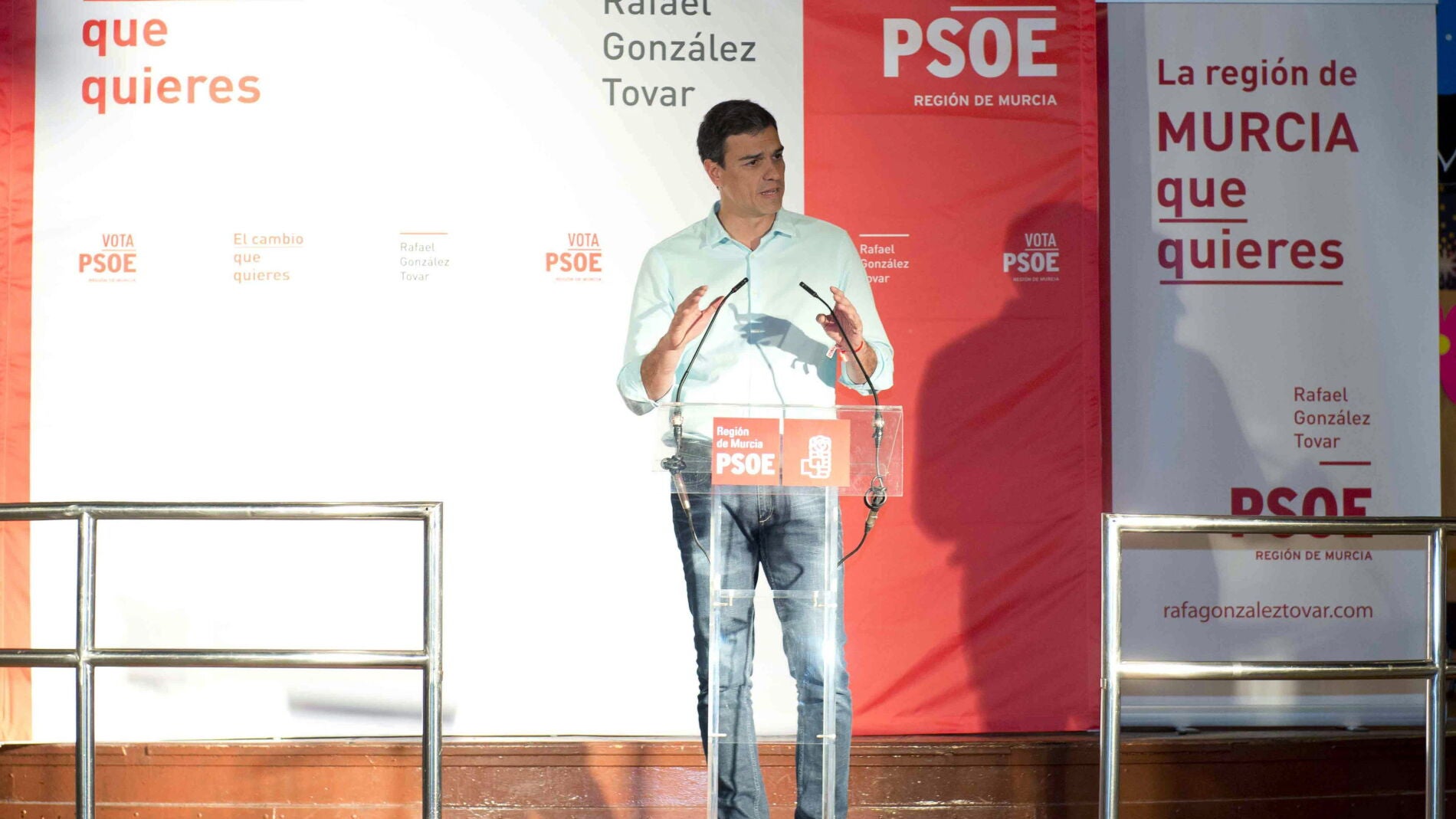 Pedro S&aacute;nchez pide el voto para la "pol&iacute;tica limpia" que construya "una Valencia con honra"
