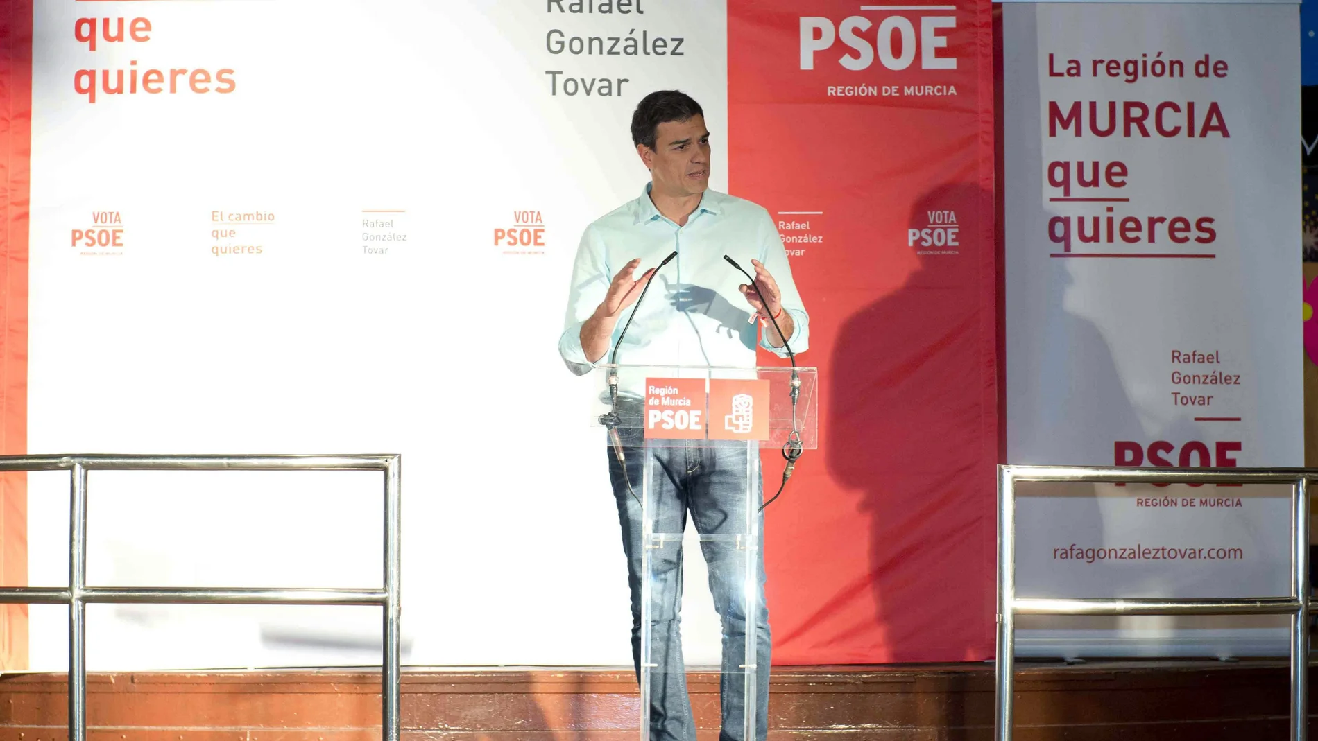 Pedro Sánchez pide el voto para la "política limpia" que construya "una Valencia con honra" Pedro Sánchez pide el voto para la "política limpia" que construya "una Valencia con honra"