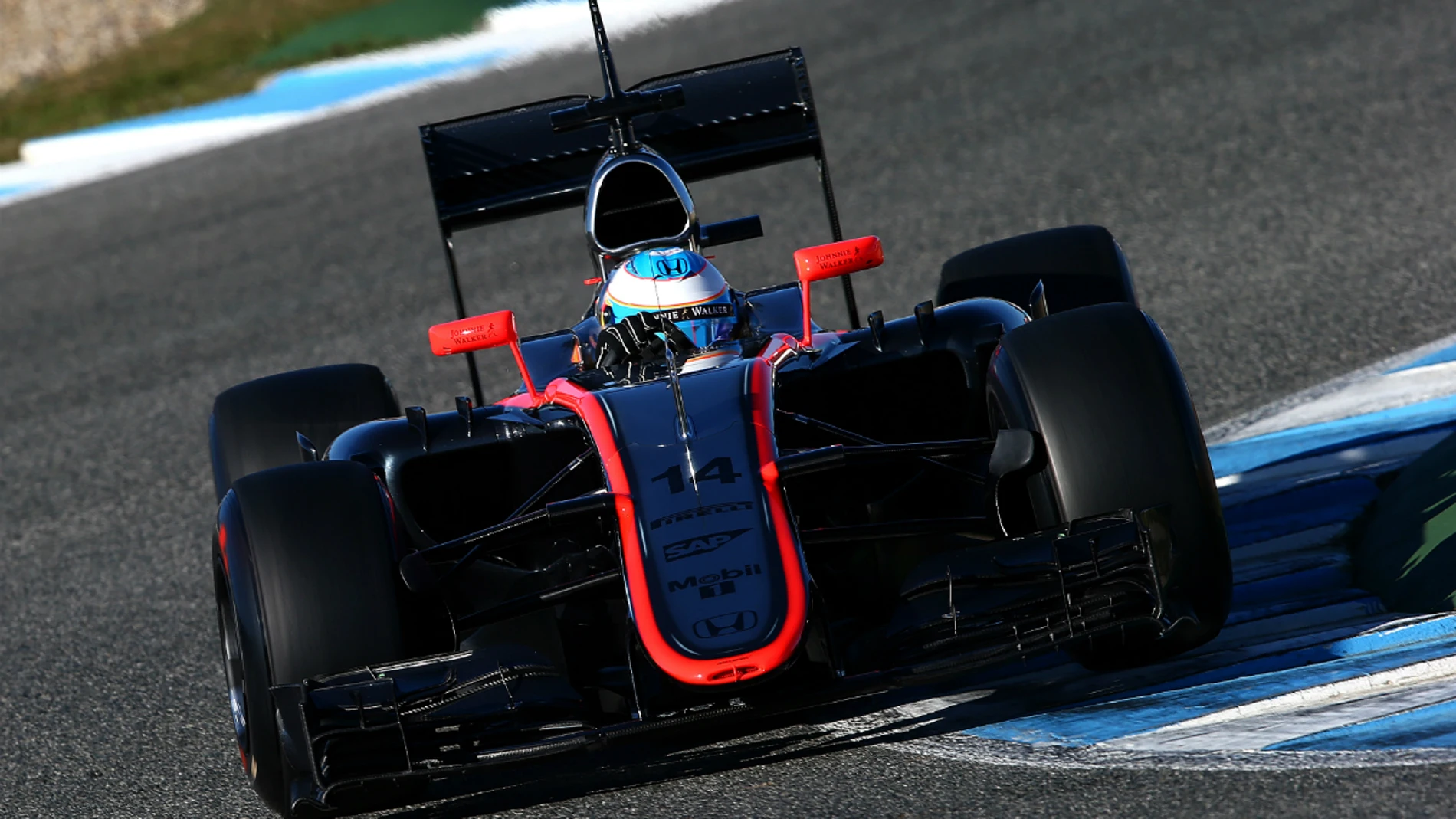 Alonso rueda hacia la cámara en Jerez