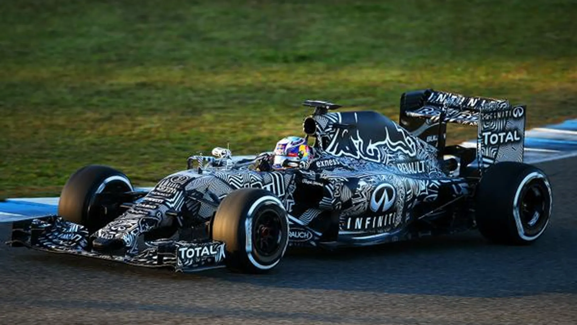 El Red Bull 'cebra' RB11 rueda en Jerez