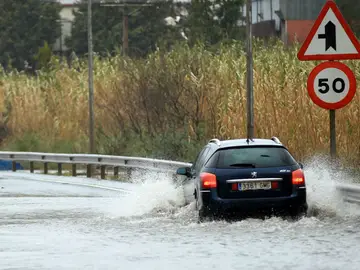 Un coche en una carretera de Bilbao Un coche en una carretera de Bilbao