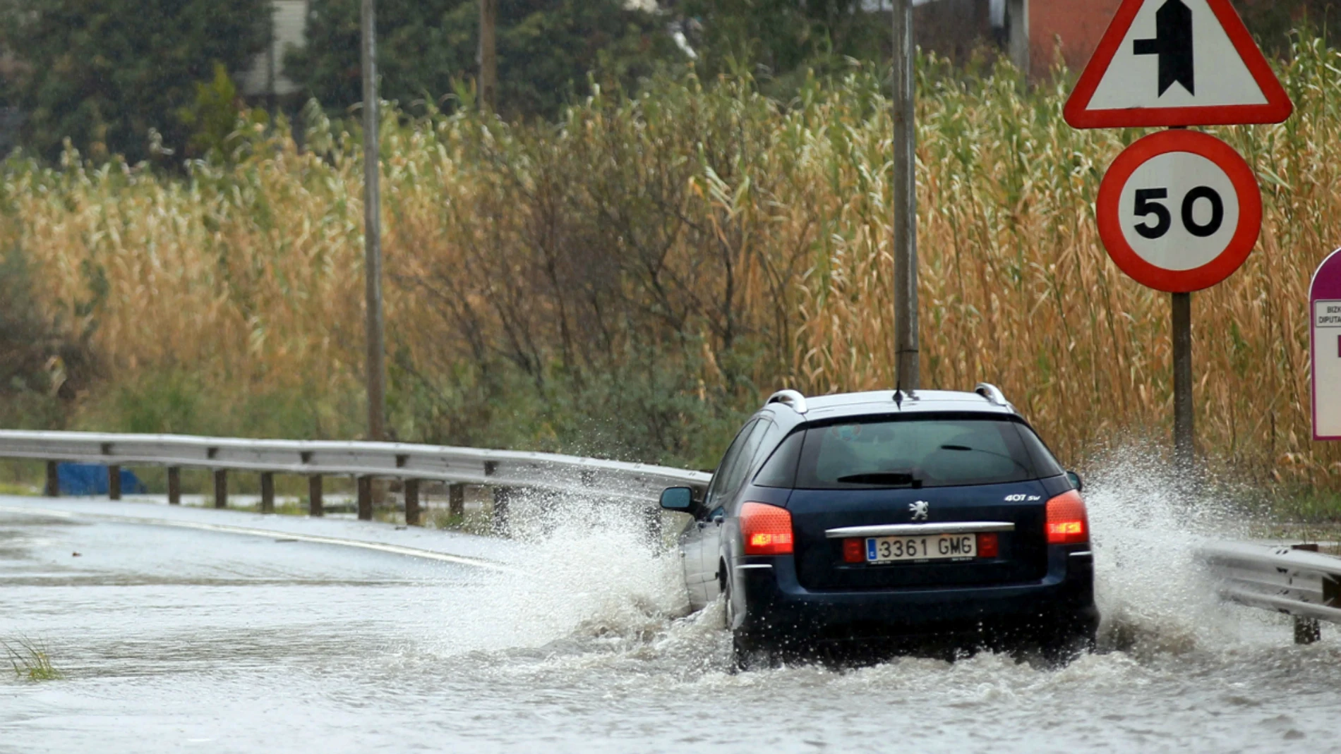 Un coche en una carretera de Bilbao Un coche en una carretera de Bilbao