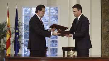 Mariano Rajoy y Pedro Sánchez, en la Moncloa