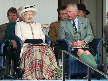 Isabel II junto a su hijo, el príncipe Carlos