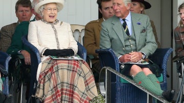 Isabel II junto a su hijo, el príncipe Carlos